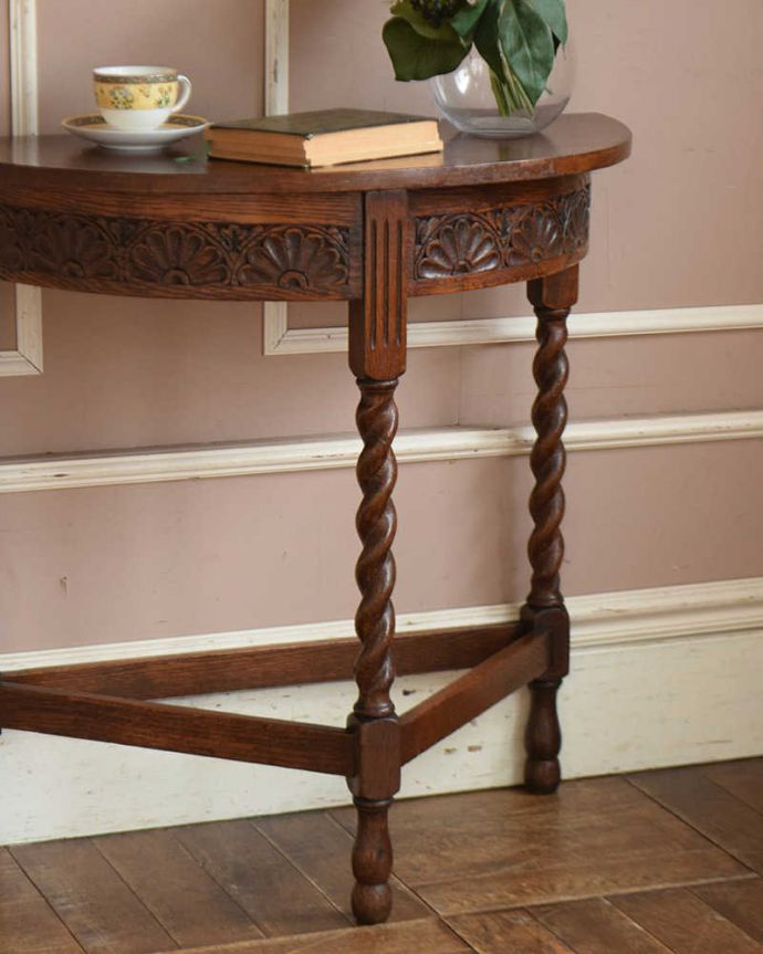 アンティークのテーブル　アンティーク家具　お花の彫刻×ツイスト脚が素敵なコンソールテーブル、英国輸入のアンティーク家具。美しいデザインが印象的実用性を求めない見せ場を作ってくれるコンソールは、何より見た目が重要。(j-1999-f)
