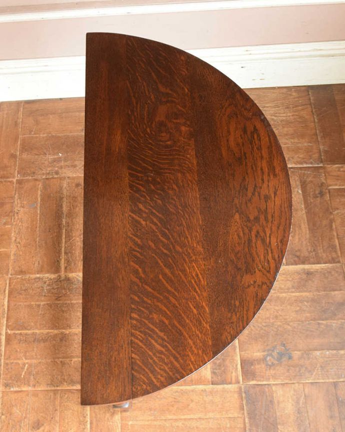 アンティークのテーブル　アンティーク家具　お花の彫刻×ツイスト脚が素敵なコンソールテーブル、英国輸入のアンティーク家具。上から見ると半分のお月様が見えますハーフムーン（半月型）の天板には、何を置いても素敵に魅せてくれる力があります。(j-1999-f)