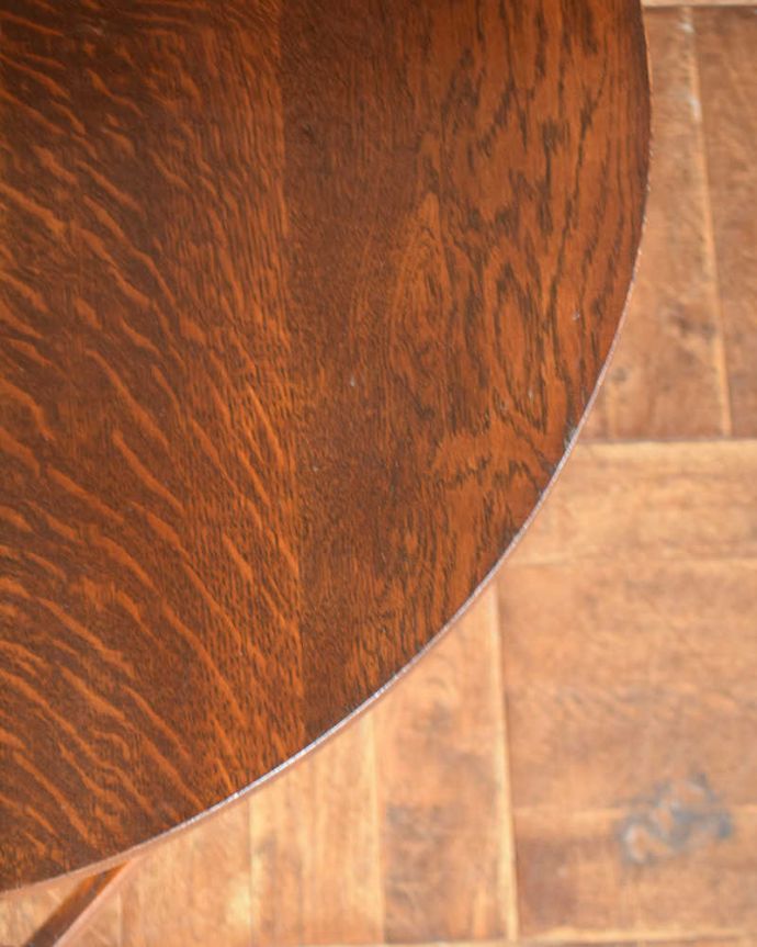 アンティークのテーブル　アンティーク家具　お花の彫刻×ツイスト脚が素敵なコンソールテーブル、英国輸入のアンティーク家具。修復には自信がありますHandleでは専門の職人が修復する際、古い塗装を剥離してキレイにお直ししています。(j-1999-f)