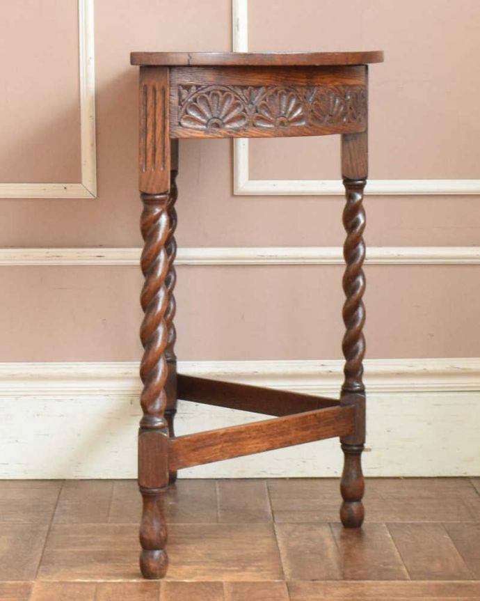 アンティークのテーブル　アンティーク家具　お花の彫刻×ツイスト脚が素敵なコンソールテーブル、英国輸入のアンティーク家具。グルッと180度。(j-1999-f)