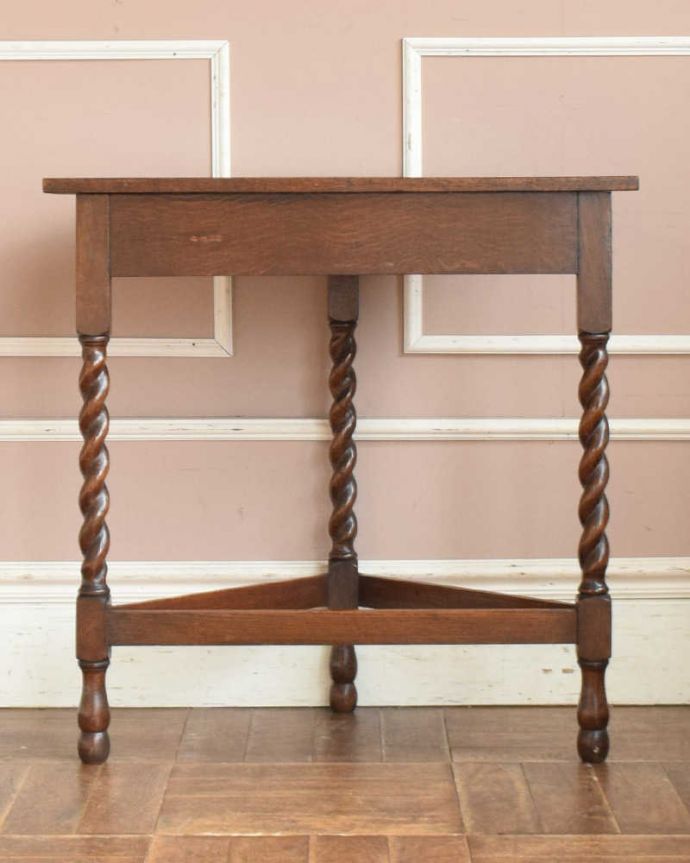 アンティークのテーブル　アンティーク家具　お花の彫刻×ツイスト脚が素敵なコンソールテーブル、英国輸入のアンティーク家具。後ろ姿にも自信があります。(j-1999-f)