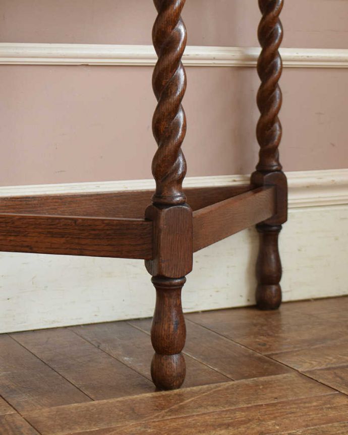 アンティークのテーブル　アンティーク家具　お花の彫刻×ツイスト脚が素敵なコンソールテーブル、英国輸入のアンティーク家具。持ち上げなくても移動できます！Handleのアンティークは、脚の裏にフェルトキーパーをお付けしていますので、床を滑らせてれば女性1人でも移動が簡単です。(j-1999-f)