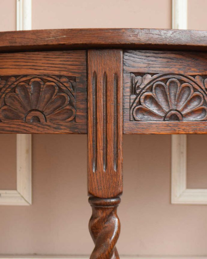 アンティークのテーブル　アンティーク家具　お花の彫刻×ツイスト脚が素敵なコンソールテーブル、英国輸入のアンティーク家具。うっとりする美しさアンティークだから手に入る美しい彫。(j-1999-f)