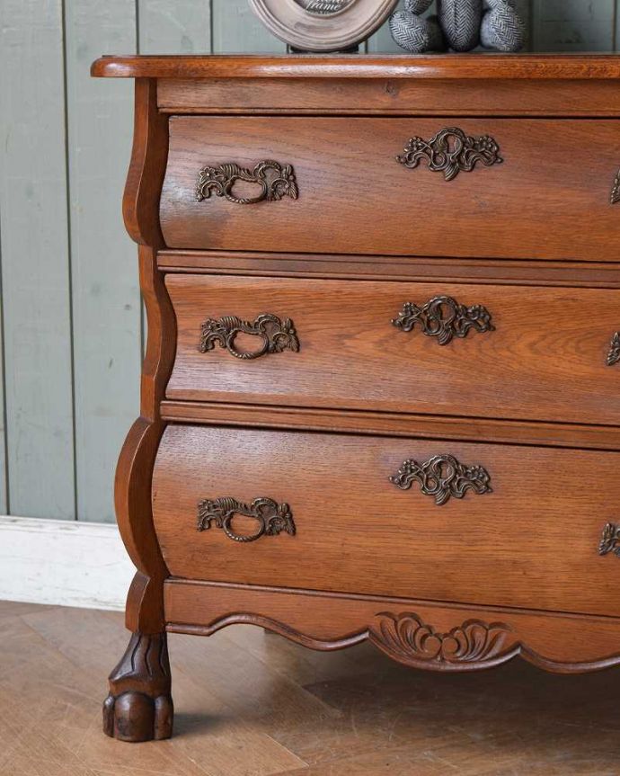 アンティークのチェスト　アンティーク家具　南フランススタイルの優雅なアンティーク家具、取っ手と脚まで美しいチェスト（コモード）。「見せる収納」！置く場所を選ばずに使えちゃう。(j-2005-f)
