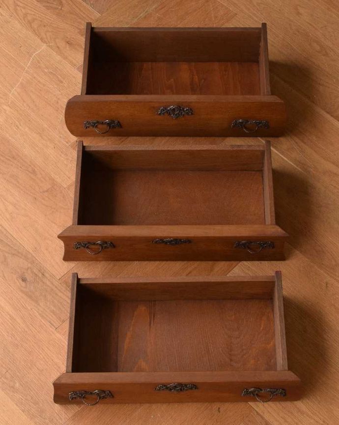 アンティークのチェスト　アンティーク家具　南フランススタイルの優雅なアンティーク家具、取っ手と脚まで美しいチェスト（コモード）。何を入れてもOK引き出しは手前が1段目です。(j-2005-f)