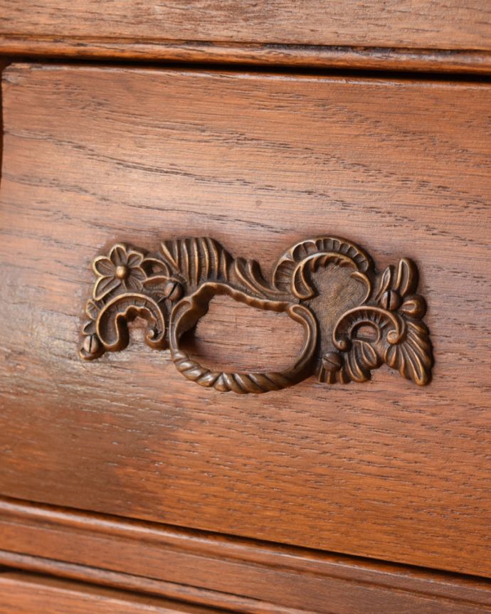 アンティークのチェスト　アンティーク家具　南フランススタイルの優雅なアンティーク家具、取っ手と脚まで美しいチェスト（コモード）。開ける度にワクワクする取っ手植物をモチーフにした優雅なデザインの取っ手。(j-2005-f)