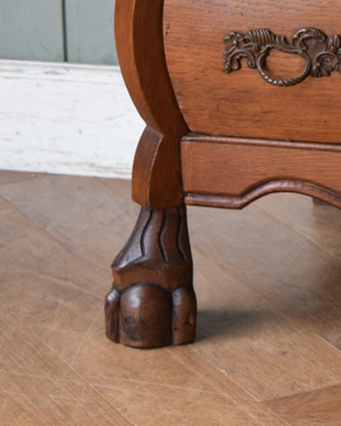 アンティークのチェスト　アンティーク家具　南フランススタイルの優雅なアンティーク家具、取っ手と脚まで美しいチェスト（コモード）。幸せを運んでくれるデザインどっしり貫禄のある脚先は、幸せを運んでくれるクロウ＆ボール。(j-2005-f)