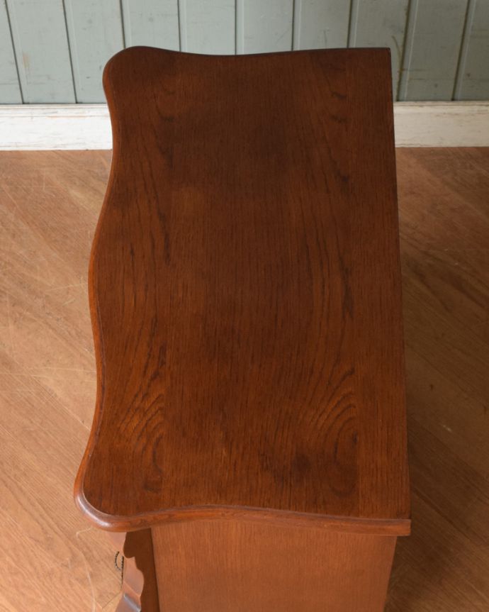 アンティークのチェスト　アンティーク家具　南フランススタイルの優雅なアンティーク家具、取っ手と脚まで美しいチェスト（コモード）。何を置こうかな･･･？上から見ると、天板はこんな感じ。(j-2005-f)