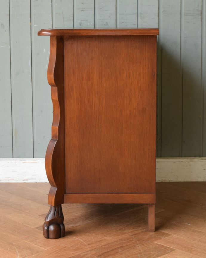 アンティークのチェスト　アンティーク家具　南フランススタイルの優雅なアンティーク家具、取っ手と脚まで美しいチェスト（コモード）。横から見てもステキ横から見るとこんな感じ。(j-2005-f)