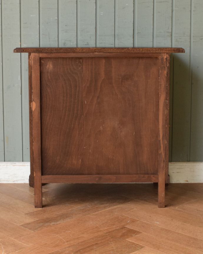 アンティークのチェスト　アンティーク家具　南フランススタイルの優雅なアンティーク家具、取っ手と脚まで美しいチェスト（コモード）。メンテナンスしてあるので後姿もキレイ！アンティークは新品ではないので、もちろん経年変化によるキズはありますが、専門の職人が目立たないようキレイにお直しをしているので、後姿までキレイです。(j-2005-f)