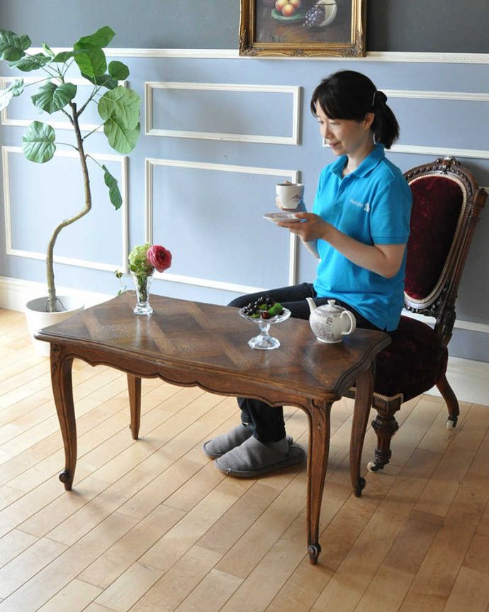 アンティークのテーブル アンティーク家具 天板の模様がとっても美しいフランス輸入のアンティークコーヒーテーブル。フランスらしい優雅なデザインフレンチカブリオレレッグのコーヒーテーブルは、置いた瞬間、優雅な雰囲気を作りあげてくれるんです。(j-2020-f)