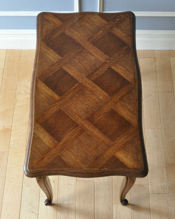 アンティークのテーブル アンティーク家具 天板の模様がとっても美しいフランス輸入のアンティークコーヒーテーブル。美しすぎる天板の模様パーケットで描き出す幾何学模様のデザイン。(j-2020-f)