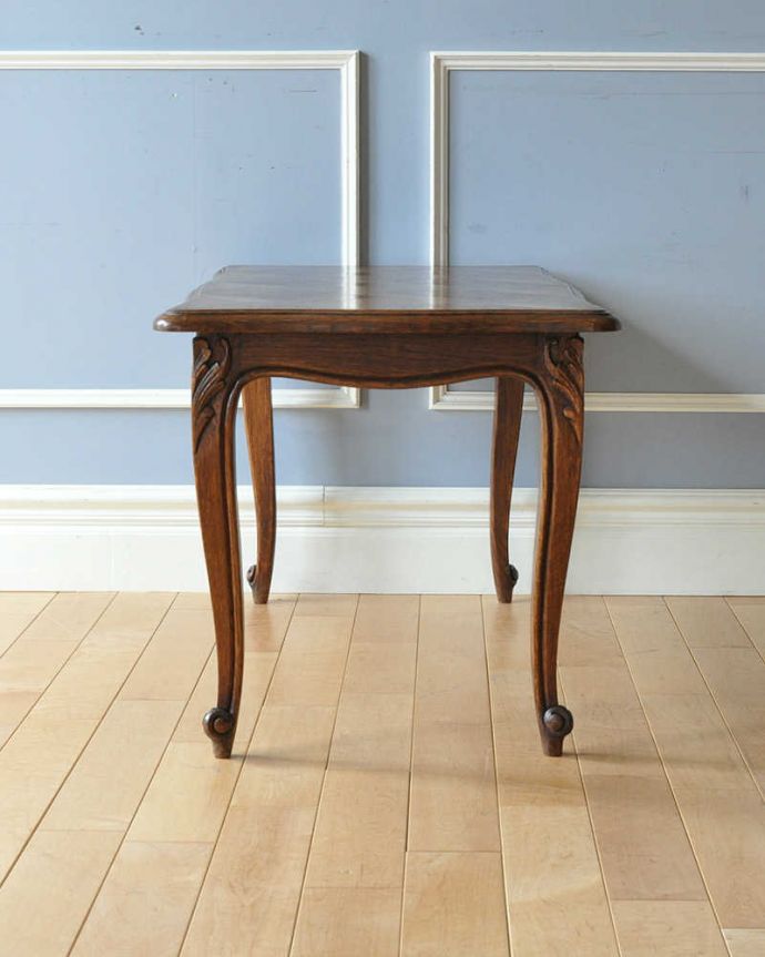 アンティークのテーブル アンティーク家具 天板の模様がとっても美しいフランス輸入のアンティークコーヒーテーブル。メンテナンスしてあるので後姿もキレイ!アンティークは新品ではないので、もちろん経年変化によるキズはありますが、専門の職人がキレイにお直しをしているので、後ろ姿までキレイです。(j-2020-f)