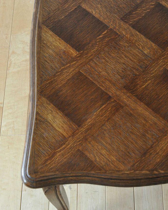 アンティークのテーブル アンティーク家具 天板の模様がとっても美しいフランス輸入のアンティークコーヒーテーブル。近づいてみるとこんな感じです。(j-2020-f)