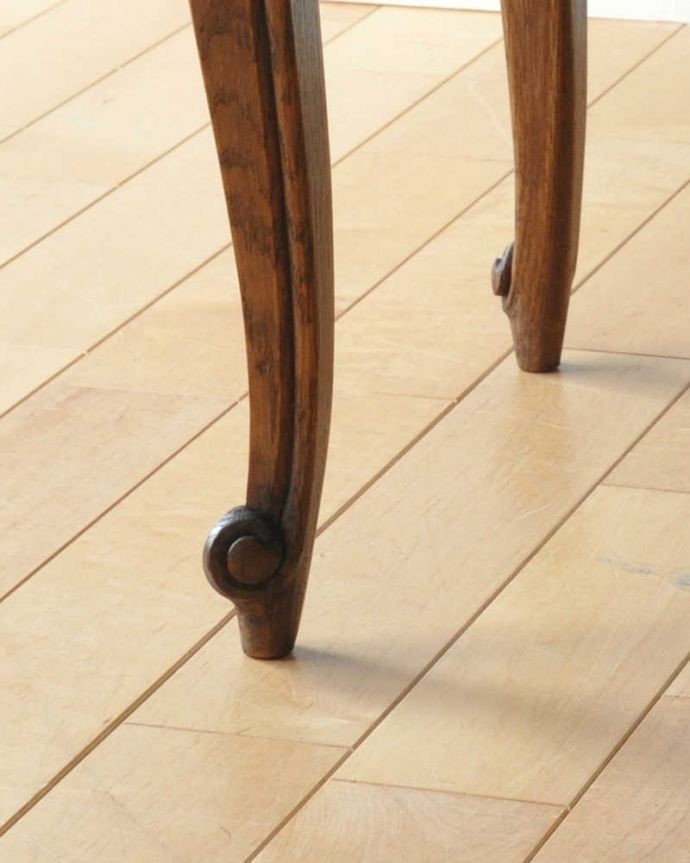 アンティークのテーブル アンティーク家具 天板の模様がとっても美しいフランス輸入のアンティークコーヒーテーブル。持ち上げなくても移動できます!Handleのアンティークは、脚の裏にフェルトキーパーをお付けしていますので、床を滑らせてれば移動が簡単です。(j-2020-f)