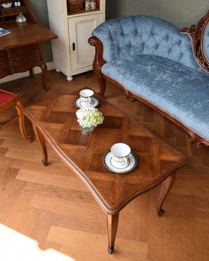 アンティークのテーブル アンティーク家具 天板の模様がとっても美しいフランス輸入のアンティークコーヒーテーブル。フレンチスタイルで優雅な空間に豪華な彫が素敵なソファをあわせて、リビングをイメージしてコーディネートしてみました。(j-2020-f)