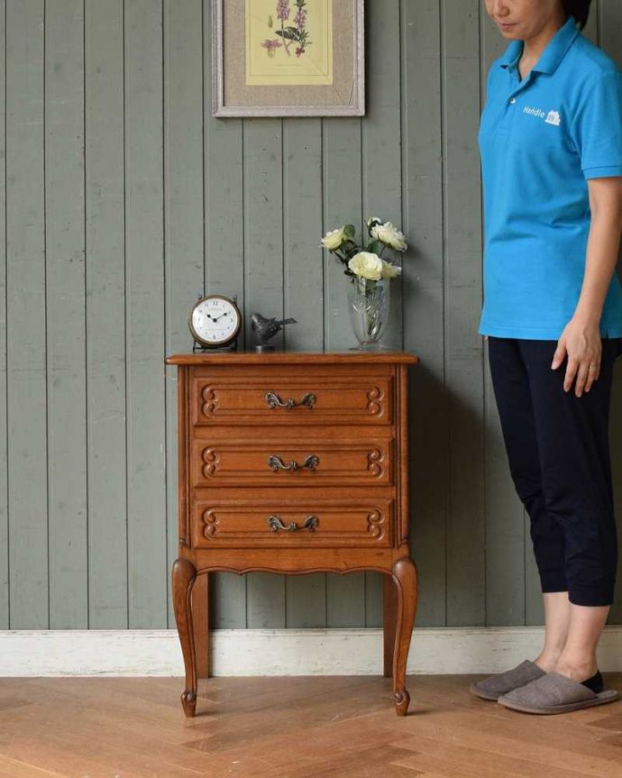 アンティークのチェスト アンティーク家具 南仏スタイルのアンティーク家具、フランスらしい小さなチェスト。フランスアンティークらしい優雅で美しい脚。(j-2027-f)