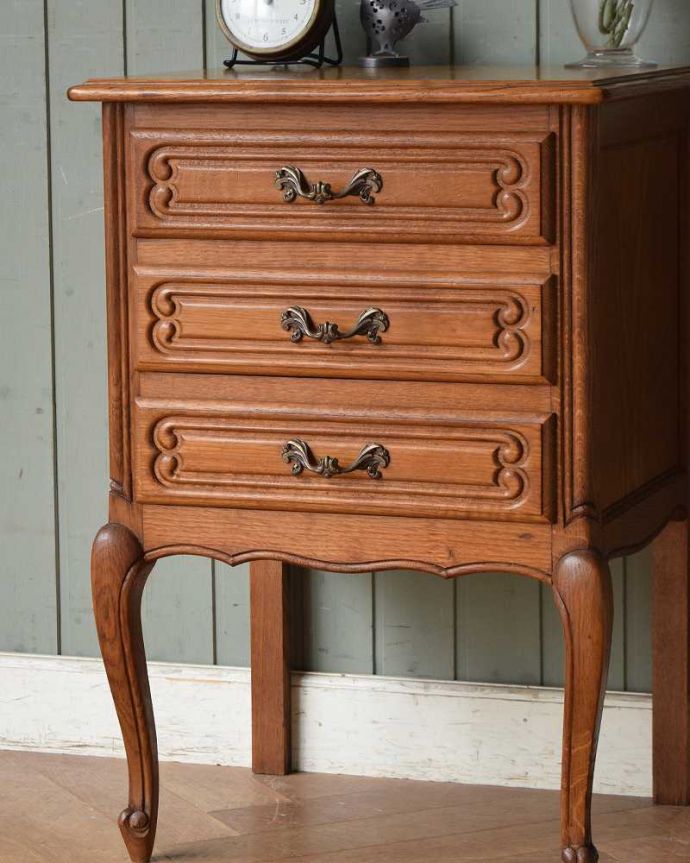 アンティークのチェスト アンティーク家具 南仏スタイルのアンティーク家具、フランスらしい小さなチェスト。みんなに自慢したくなるフランスの家具やっぱりフランスのチェストは、何と言っても見た目が美しい〜みんなに見てもらいたい自慢したくなる収納です。(j-2027-f)