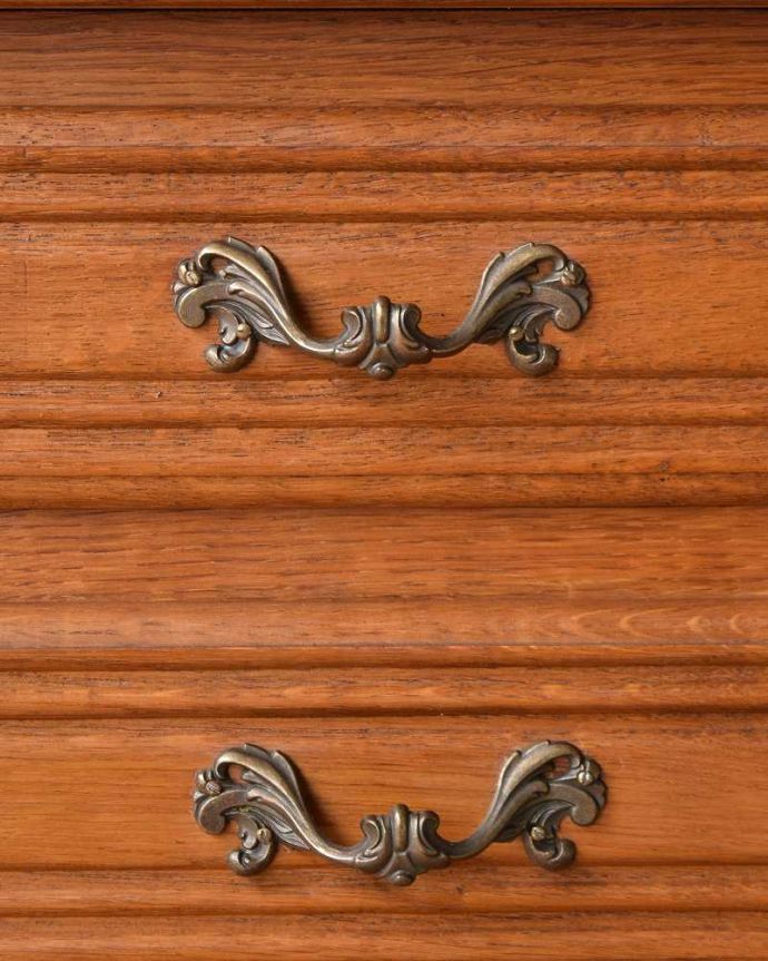 アンティークのチェスト アンティーク家具 南仏スタイルのアンティーク家具、フランスらしい小さなチェスト。開ける度にワクワクする取っ手フランスらしい優雅なデザインの取っ手。(j-2027-f)