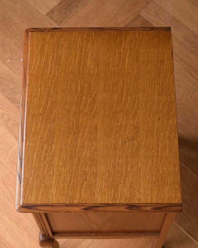 アンティークのチェスト アンティーク家具 南仏スタイルのアンティーク家具、フランスらしい小さなチェスト。何を置いて楽しもうかな・・・天板を上から見ると、こんな感じです。(j-2027-f)