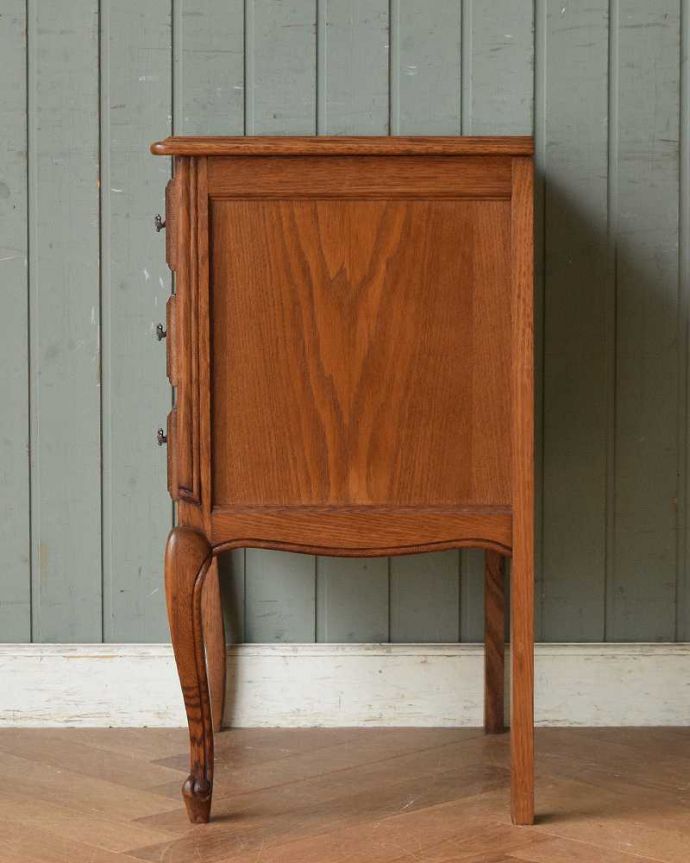 アンティークのチェスト アンティーク家具 南仏スタイルのアンティーク家具、フランスらしい小さなチェスト。横から見てもステキもちろん、横顔だって美しい〜フランスらしさが漂っています。(j-2027-f)