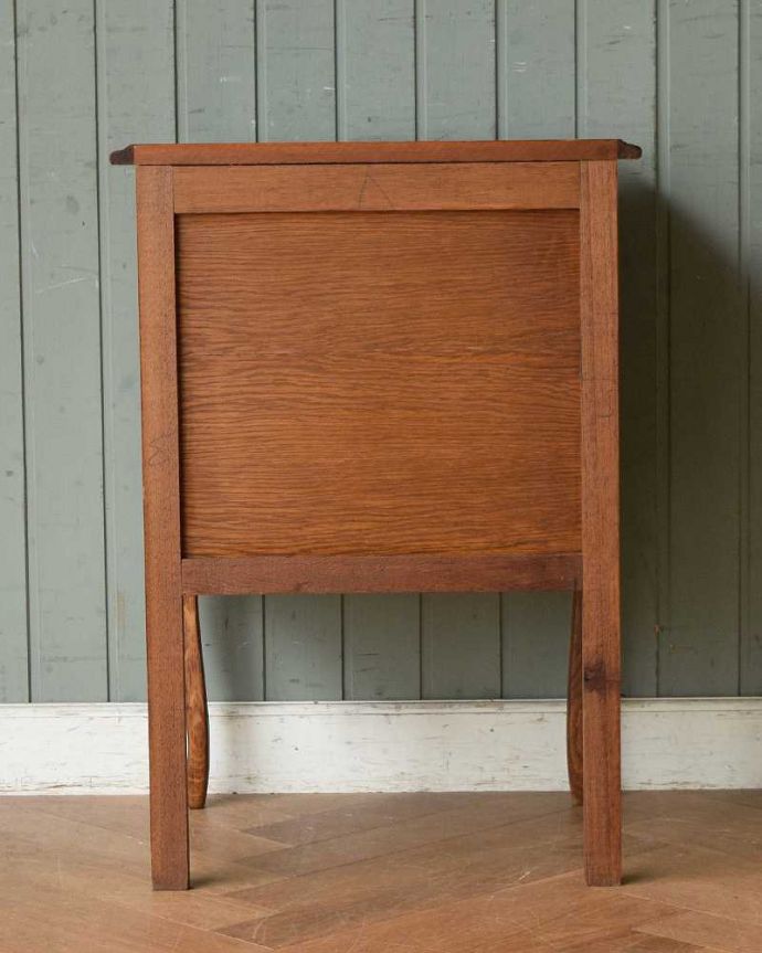 アンティークのチェスト アンティーク家具 南仏スタイルのアンティーク家具、フランスらしい小さなチェスト。後ろ姿にも気を使ってます。(j-2027-f)