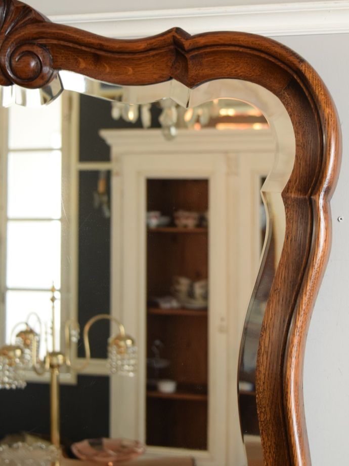 アンティークのおしゃれな木枠ミラー、優雅な彫が入ったゴージャスな