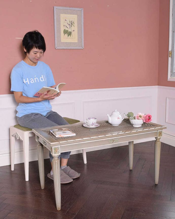 アンティークのテーブル アンティーク家具 ホワイトが珍しい編み目が美しいフランス輸入のアンティークコーヒーテーブル 。フランスらしい優雅なデザインフレンチカブリオレレッグのコーヒーテーブルは、置いた瞬間、優雅な雰囲気を作りあげてくれるんです。(j-2032-f)