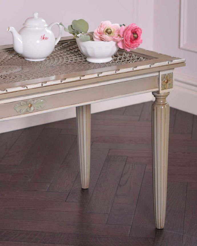 アンティークのテーブル アンティーク家具 ホワイトが珍しい編み目が美しいフランス輸入のアンティークコーヒーテーブル 。やっぱり自慢は隅々の装飾一番最初に目に飛び込んでくる縦ラインが入った脚。(j-2032-f)