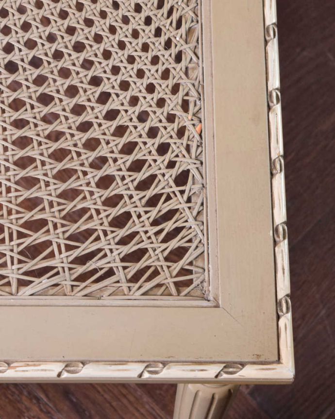 アンティークのテーブル アンティーク家具 ホワイトが珍しい編み目が美しいフランス輸入のアンティークコーヒーテーブル 。近づいてみるとこんな感じです。(j-2032-f)