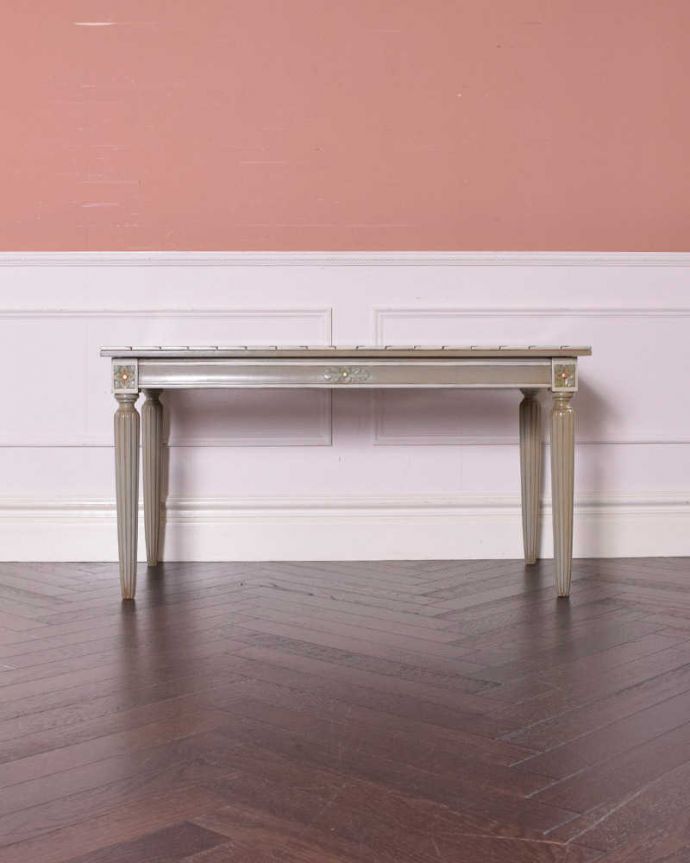 アンティークのテーブル アンティーク家具 ホワイトが珍しい編み目が美しいフランス輸入のアンティークコーヒーテーブル 。横から見てもステキ横から見るとこんな感じ。(j-2032-f)