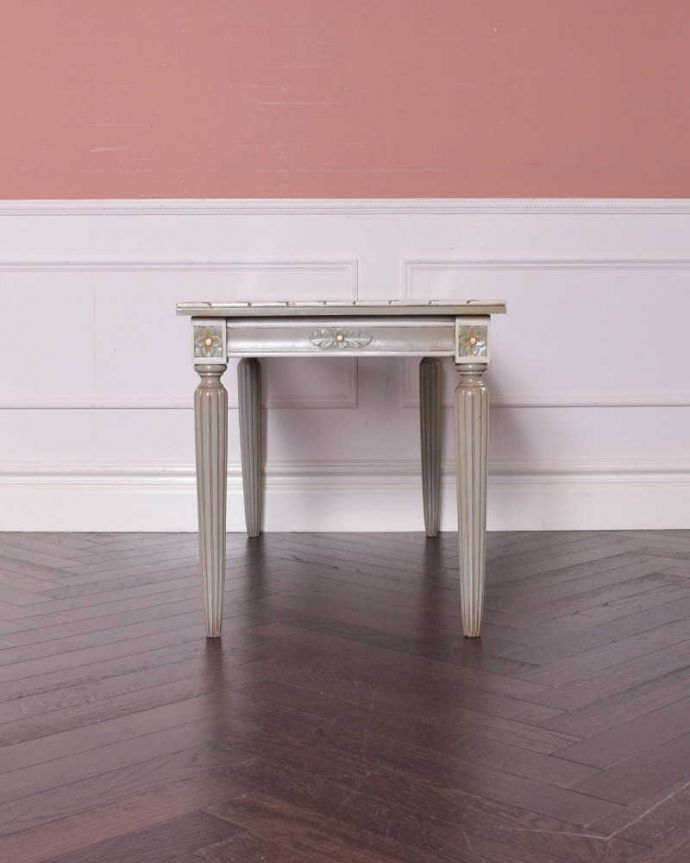 アンティークのテーブル アンティーク家具 ホワイトが珍しい編み目が美しいフランス輸入のアンティークコーヒーテーブル 。こちら側も、もちろんキレイです!アンティークは新品ではないので、もちろん経年変化によるキズはありますが、専門の職人がキレイにお直しをしているので、後ろ姿までキレイです。(j-2032-f)