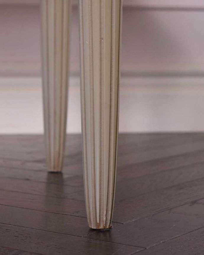 アンティークのテーブル アンティーク家具 ホワイトが珍しい編み目が美しいフランス輸入のアンティークコーヒーテーブル 。持ち上げなくても移動できます!Handleのアンティークは、脚の裏にフェルトキーパーをお付けしていますので、床を滑らせてれば移動が簡単です。(j-2032-f)