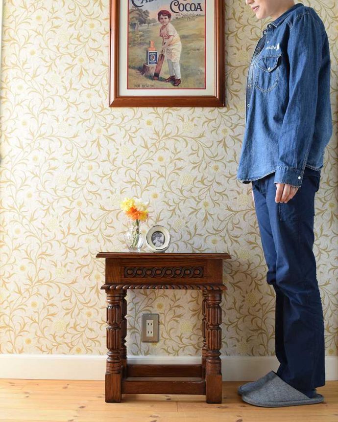 ソーイングボックス　アンティーク家具　サイドテーブルとしても使える豪華なアンティーク家具、フランス輸入のソーイングボックス。たっぷり入った細かい彫が美しいベッドやソファの横など、どこにでもちょこんと置けるコンパクトサイズの家具には、たっぷりの彫。(j-2039-f)