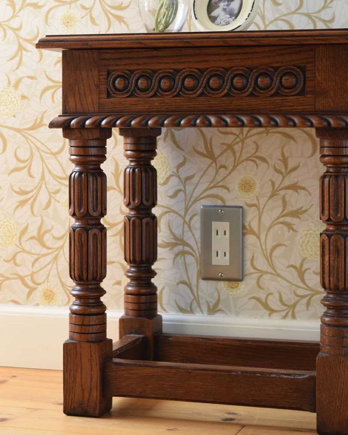 ソーイングボックス　アンティーク家具　サイドテーブルとしても使える豪華なアンティーク家具、フランス輸入のソーイングボックス。細かい彫の美しさにうっとり･･･いろんな彫のデザインが組み合わさった美しいデザイン。(j-2039-f)