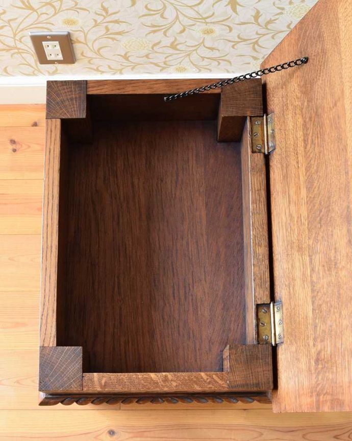 ソーイングボックス　アンティーク家具　サイドテーブルとしても使える豪華なアンティーク家具、フランス輸入のソーイングボックス。天板を持ち上げると･･･中は収納ボックスになっています。(j-2039-f)