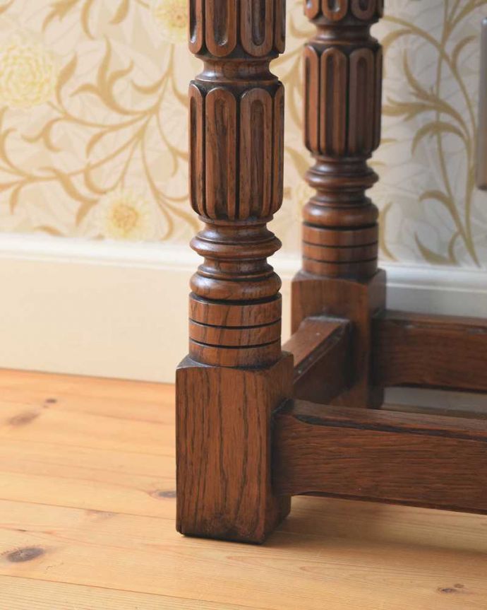 ソーイングボックス　アンティーク家具　サイドテーブルとしても使える豪華なアンティーク家具、フランス輸入のソーイングボックス。女性1人でラクラク運べちゃう仕掛けHandleのアンティークは、脚の裏にフェルトキーパーをお付けしています。(j-2039-f)