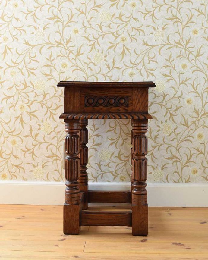 ソーイングボックス　アンティーク家具　サイドテーブルとしても使える豪華なアンティーク家具、フランス輸入のソーイングボックス。横から見てもキレイですもちろん、横顔だってキレイ！どこから見ても絵になります。(j-2039-f)