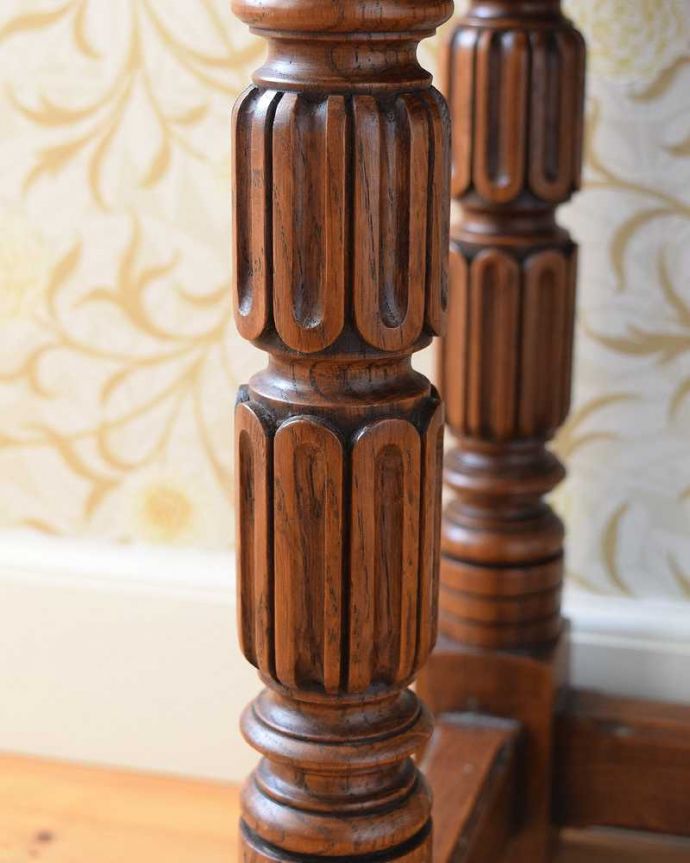 ソーイングボックス　アンティーク家具　サイドテーブルとしても使える豪華なアンティーク家具、フランス輸入のソーイングボックス。アンティークらしい彫現代のように機械が発達していない時代に、どうやって彫ったんだろう･･･不思議になるくらいの美しさです。(j-2039-f)