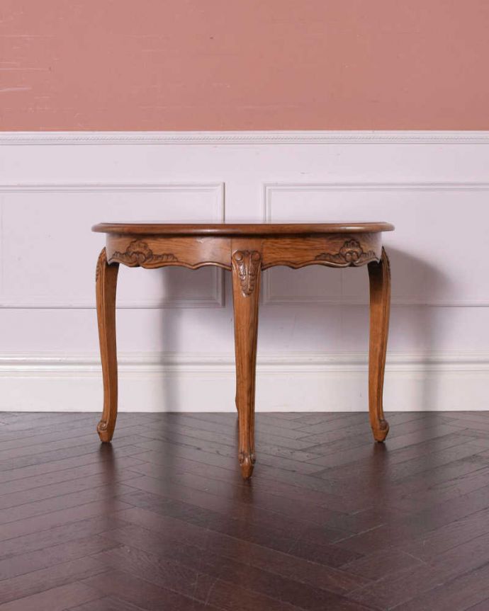 アンティークのテーブル アンティーク家具 フランスのアンティーク家具、猫脚のオケージョナルテーブル(コーヒーテーブル)。こちら側も、もちろんキレイです!アンティークは新品ではないので、もちろん経年変化によるキズはありますが、専門の職人がキレイにお直しをしているので、後ろ姿までキレイです。(j-2043-f)