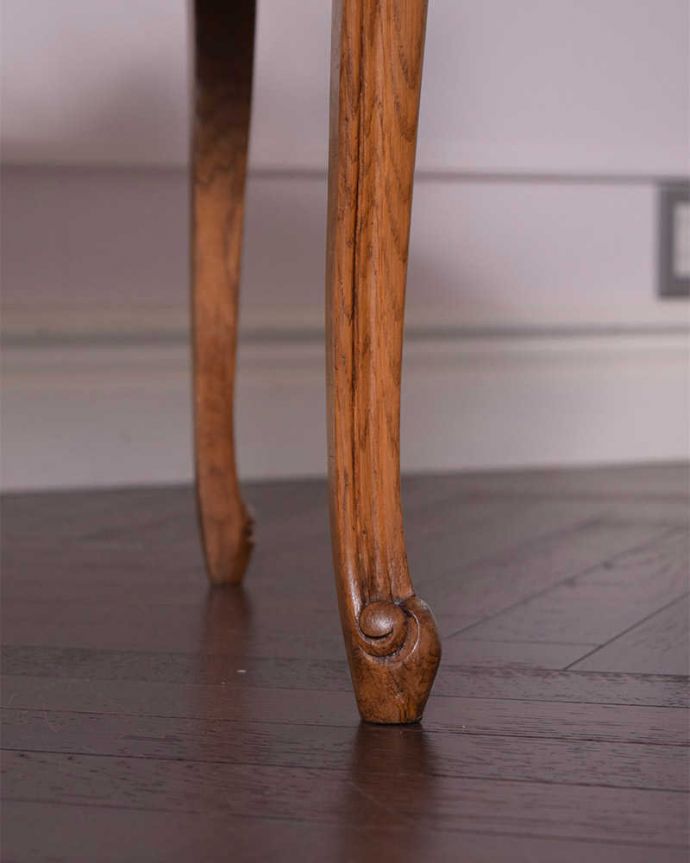 アンティークのテーブル アンティーク家具 フランスのアンティーク家具、猫脚のオケージョナルテーブル(コーヒーテーブル)。持ち上げなくても移動できます!Handleのアンティークは、脚の裏にフェルトキーパーをお付けしていますので、床を滑らせてれば移動が簡単です。(j-2043-f)