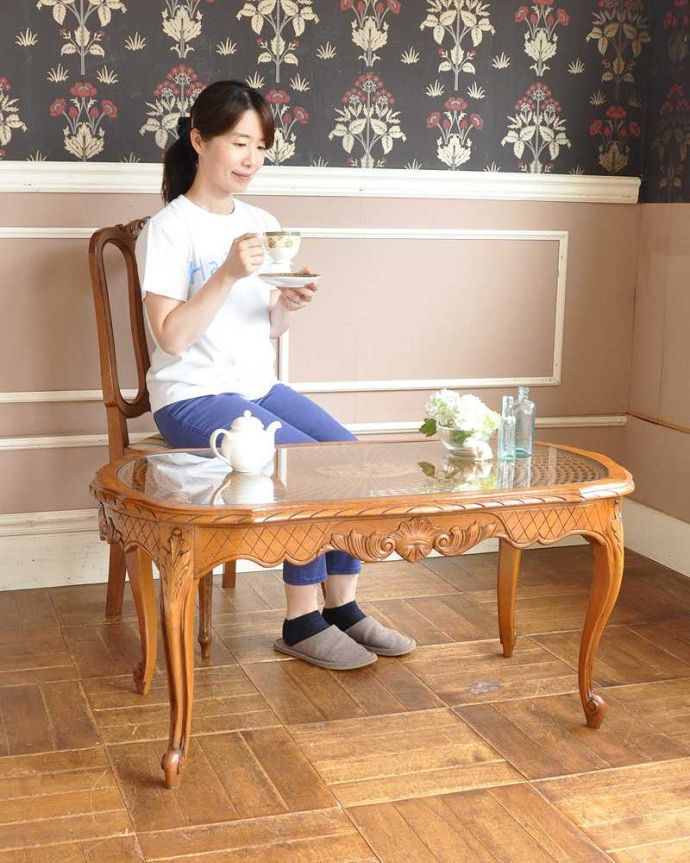 アンティークのテーブル アンティーク家具 編み目&豪華な彫刻が美しいアンティークコーヒーテーブル、フランス家具。フランスらしい優雅なデザインフレンチカブリオレレッグのコーヒーテーブルは、置いた瞬間、優雅な雰囲気を作りあげてくれるんです。(j-2046-f)