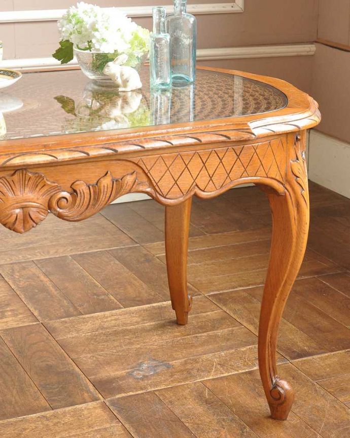 アンティークのテーブル アンティーク家具 編み目&豪華な彫刻が美しいアンティークコーヒーテーブル、フランス家具。やっぱり自慢はこの脚!一番最初に目に飛び込んでくるフレンチレッグタイプの猫脚。(j-2046-f)