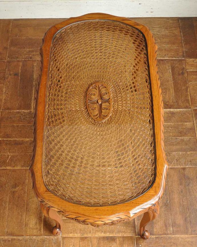 アンティークのテーブル アンティーク家具 編み目&豪華な彫刻が美しいアンティークコーヒーテーブル、フランス家具。美しすぎる天板の模様天板がガラスなので、熱いものも冷たいものも直接置けて便利です。(j-2046-f)