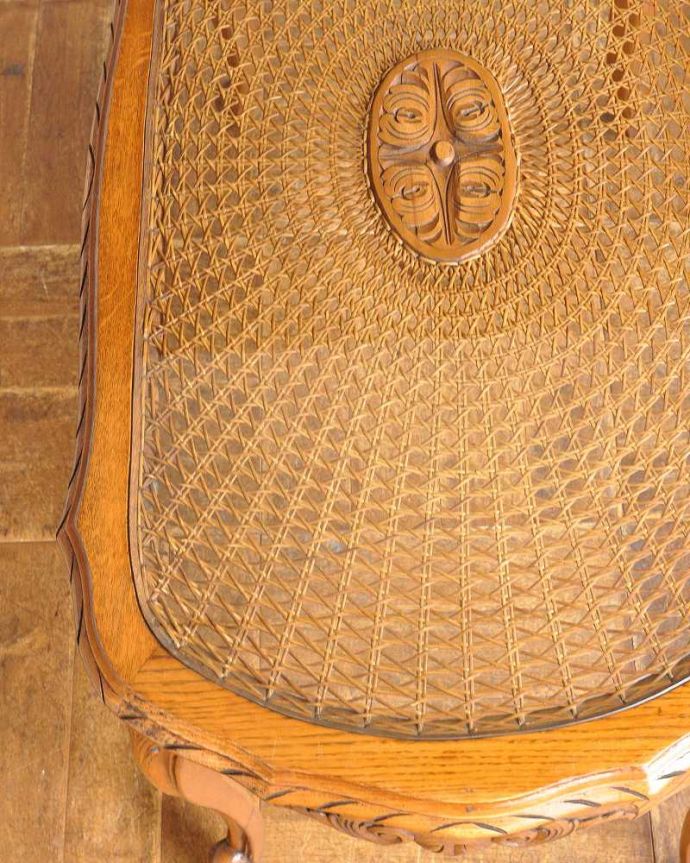 アンティークのテーブル アンティーク家具 編み目&豪華な彫刻が美しいアンティークコーヒーテーブル、フランス家具。近づいてみるとこんな感じです。(j-2046-f)