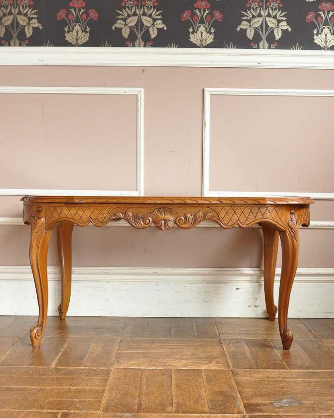 アンティークのテーブル アンティーク家具 編み目&豪華な彫刻が美しいアンティークコーヒーテーブル、フランス家具。横から見てもステキ横から見るとこんな感じ。(j-2046-f)