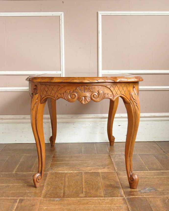 アンティークのテーブル アンティーク家具 編み目&豪華な彫刻が美しいアンティークコーヒーテーブル、フランス家具。こちら側も、もちろんキレイです!アンティークは新品ではないので、もちろん経年変化によるキズはありますが、専門の職人がキレイにお直しをしているので、後ろ姿までキレイです。(j-2046-f)