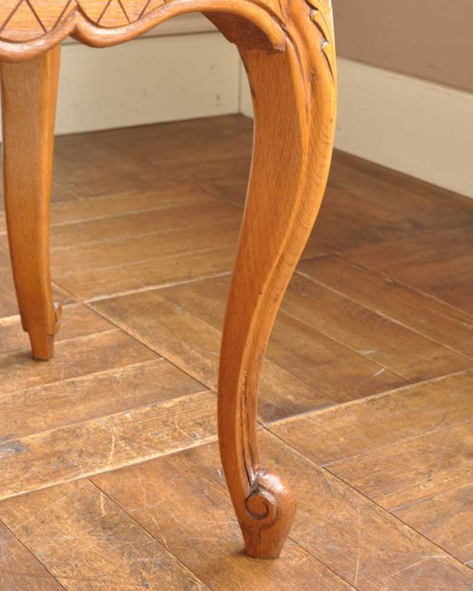 アンティークのテーブル アンティーク家具 編み目&豪華な彫刻が美しいアンティークコーヒーテーブル、フランス家具。持ち上げなくても移動できます!Handleのアンティークは、脚の裏にフェルトキーパーをお付けしていますので、床を滑らせてれば移動が簡単です。(j-2046-f)