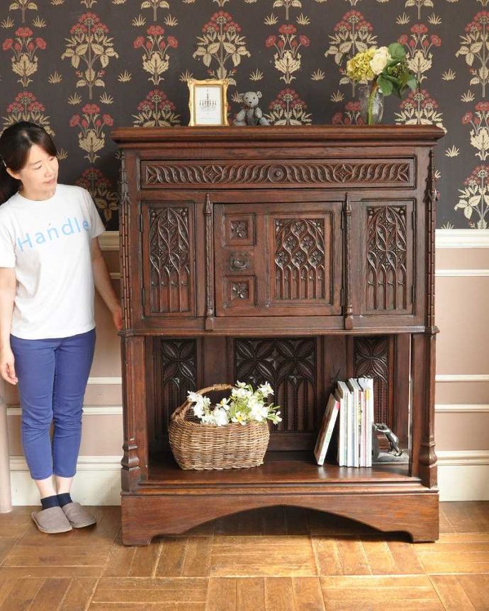 アンティークのキャビネット アンティーク家具 重厚感あるアンティークの英国家具、豪華な装飾が美しいキャビネット。英国らしい堂々とした風格のあるキャビネット重厚感ある佇まいで、落ち着いた雰囲気を演出してくれる所が英国アンティークのよさです。(j-2047-f)