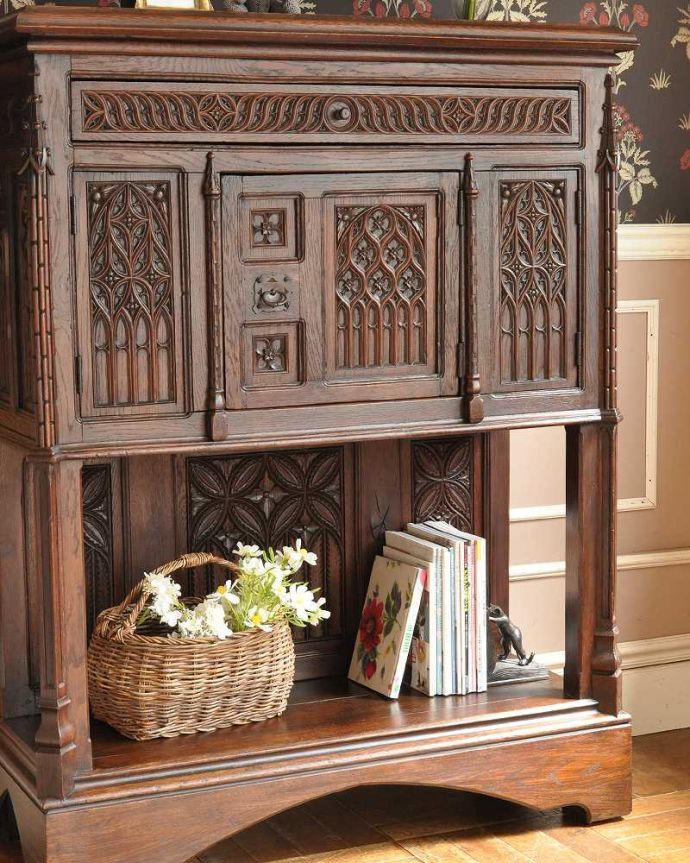 アンティークのキャビネット アンティーク家具 重厚感あるアンティークの英国家具、豪華な装飾が美しいキャビネット。重厚すぎる彫の美しさ誰もが見入ってしまう細かく施された彫。(j-2047-f)